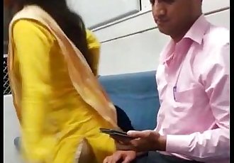 インド ムンバイ 地 電車 女の子 溢 彼女の 彼氏 - 1 min 6 sec