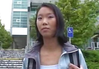Asiatische Mädchen bekommt gefickt in ein Auto - 33 min
