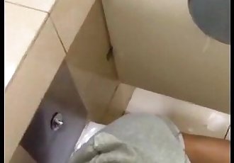 Chinois garçon sucer bite dans toilettes et selfie