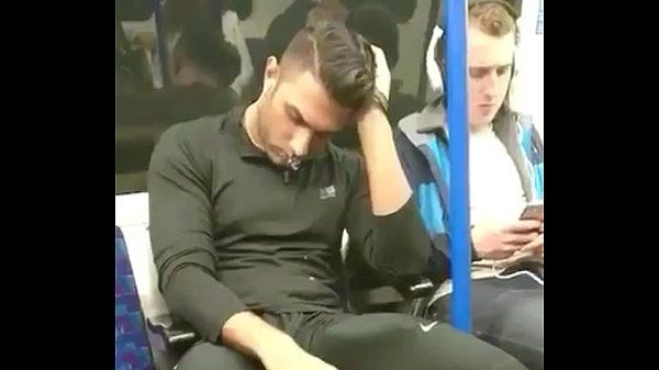 jogador gostoso dormindo de mala dura nenhum Metro
