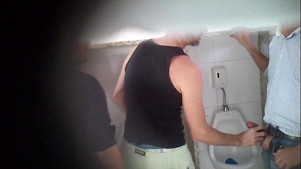 homens güzel sonuçlar flagrados se pegando em banheiro pÃºblico! (parte 1)100%real