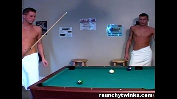 gorąca mężczyźni w ręczniki grać basen wtedy coś bywa