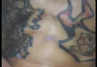 tatuado gozando com a pica enterrada no Cu :： pornogayon.com