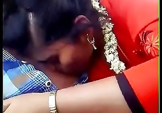 тамильский девушка Пытаясь в Лизать и Молоко ее Парень как Он нет на ее 52 сек