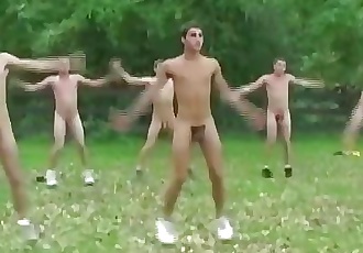 Atlético jóvenes los hombres grupo Entrenamiento antes de grande polla chupando y Masturbación con la mano