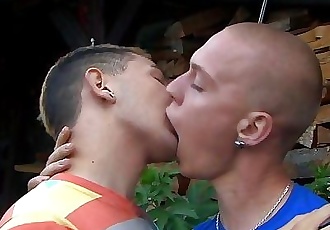 角质 年轻男同 接吻 和 吸吮