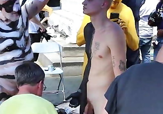 giovani ragazzo nudo corpo vernice in pubblico
