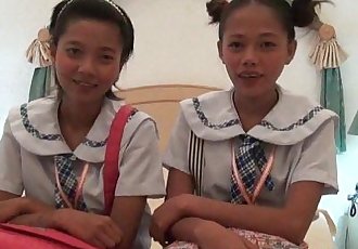 zwei Asiatische Amateur cuties teilen ein weiß dick 5 min hd