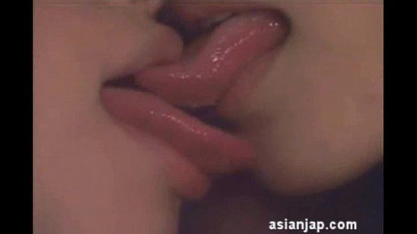 Japon lezbiyenler Öpücük 21