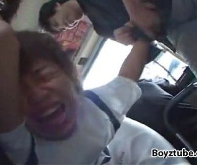 giapponese ragazzo attaccato su il Autobus