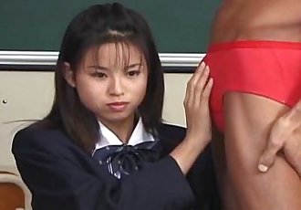 اليابانية في سن المراهقة تمتص و يبتلع المعلم الديك غير خاضعة للرقابة 7 مين