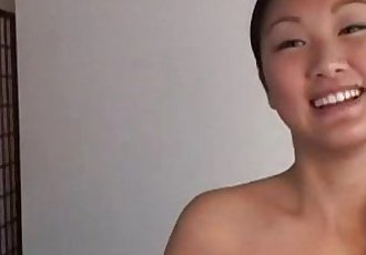 jong japans tiener geeft Blowjob en Speelt met Zichzelf 247teencam.com 19 min