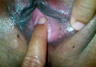 Indonesisch hot Mami Big Arsch und nass pussy erstochen Vier Finger und ficken schwer und 5 min