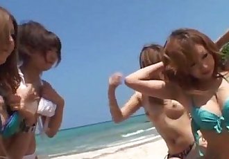 Shiho كانو و الاطفال لعق دونغ و لديك أيها الحمقى مارس الجنس على على الشاطئ 10 مين
