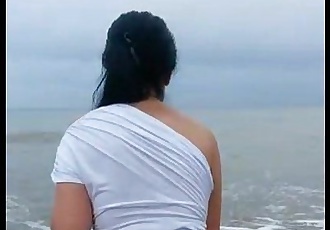 mi novia en la playa con su rica tanga marcada - 34 sec