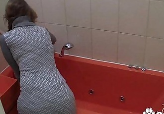 Amateur MILF se masturba en el Baño en oculto camerahd