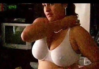 करिश्मा बड़े स्तन चाची पहने ब्रा तंग निप्पल शो 25 एसईसी