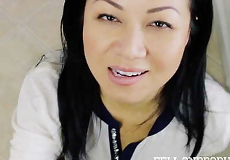 Asiatische Hausfrau Jackie Lin bläst Lieferung Kerl