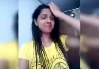 Desi indiana Bonito menina despir-se dedilhado buceta indiandesitube.com 2 min