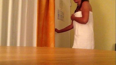 vrouw druppels Handdoek voor kamer service 20 sec