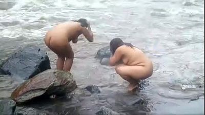 2992477 दो भारतीय परिपक्व महिला स्नान में नदी नग्न 1 मिन 24 एसईसी