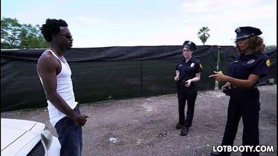 اثنين كبير الحمار أنثى الشرطة ضباط الحصول على عرقي مارس الجنس 5 مين
