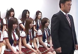 японский школьницы делать некоторые озорной вещи Во время В Кумир С