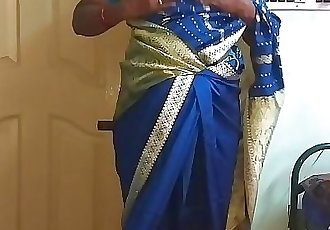 Desi Północna indyjski napalone oszustwo żona vanitha nosić Niebieski kolor sari Pokazując duży Cycki i ogolone cipki prasa hard..