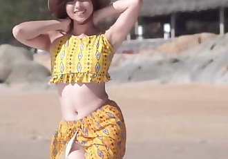Süß Kylie masturbiert zu Erhalten squirt auf ein öffentliche Strand