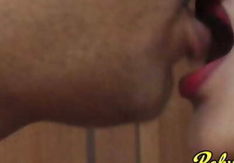 भारतीय लड़की पूरा closeup होंठ ताला & निप्पल चूसना