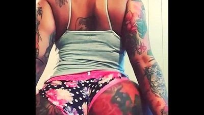 Crazy booty with tattoos shakes - 15 sec