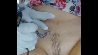 tiener Novinha tatuando een bucetinha 3 min
