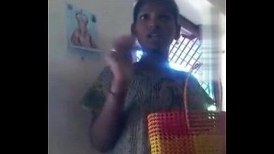тамильский молодой Горячая девушка Показывая ее идеальное сиськи в лавочник wowmoyback 2 мин