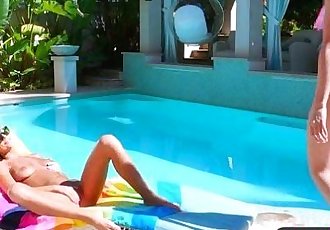 quente e média sexy lesbianseating buceta :por: o piscina com Ariana Marie & Whitney Westgate livre