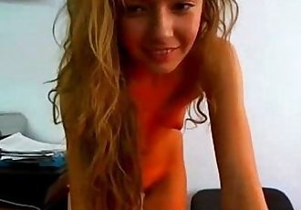 Vrij geolied Blond tiener masturbeert op webcam