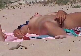 裸体的 海滩 猫 玩