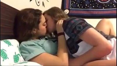 यूट्यूब लेस्बियन चुम्बन 23