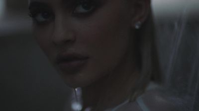 Kylie Jenner için w Dergi (wet t gömlek & el Kapakları boobs)