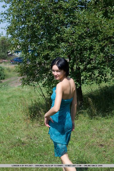 सेक्सी पोशाक पहने यूरो Loreen एक प्रसार पैर करने के लिए शो चूत में के वन