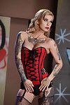 hot Blond model Kleio Valentien poseren solo in rood corset en laarzen