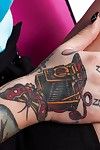 грудастая татуированные Детка Горит ангел играть с ее побрился подросток киска