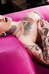 peituda tatuado Babe Gravação Anjo jogar com ela raspado teen buceta