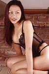Liebenswert Asiatische Babe auf Hohe heels zeigen aus Ihr Kleine Titten und pussy