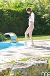 Bella Europea teen Misha croce ottenere bagnato a un piscina partito