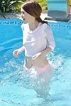 mooi Europees tiener Misha kruis het krijgen van nat in een zwembad partij - Onderdeel 2