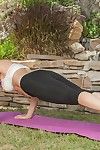 Maduro puta Melissa Rosa es haciendo algunos Caliente ejercicios al aire libre