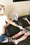महिला Kacy लेन और Karla कुश कर रहे हैं चाटना रसदार pussies पर के iPad