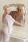 blonde Glamour Modell Alysha ein Abschied sexy Beine zu anzeigen glatt teen Fotze
