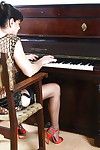 yaşlı olgun Kadın Bayan Sarah oyun Piyano içinde bakın thru örgü kıyafet