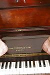 Idade maduro mulher senhora Sarah jogar Piano no ver através de malha roupa - parte 2